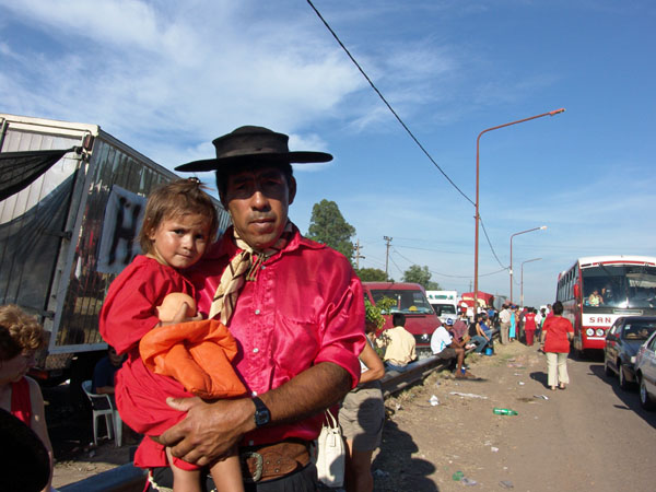 Obra del artista argentino Guillermo Jones - Fiesta al Gaucho Antonio Gil - fotografia Toma directa