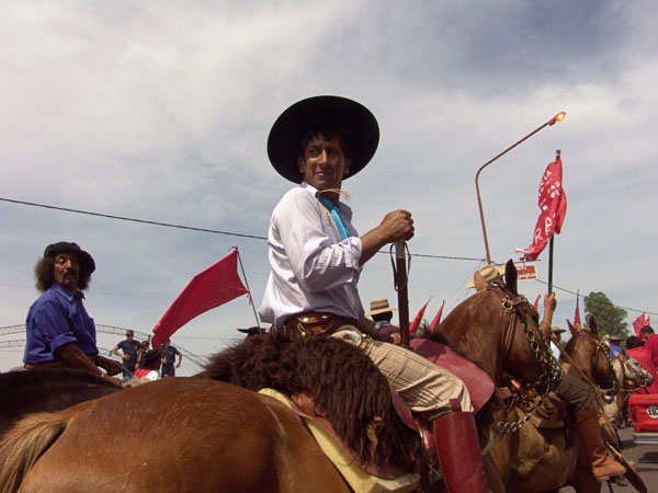 Obra del artista argentino Guillermo Jones - Fiesta al Gaucho Antonio Gil - fotografia Toma directa