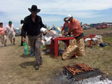 Según se cuenta esta tradición la empezó un gaucho que al recibir la gracia pedida invita a todos sus allegados que lo quisieron acompanar a pasarse el día velando al difunto mientras comían un asado