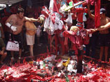 Fotografia Gaucho árbol donde lo colgaron de los pies y lo degollaron. El tronco seco, pintado de rojo apenas se distingue entre las cintas rojas y todos los objetos que la gente le lleva.