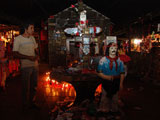 Fotografia Mausoleo dan gracias prendiendo unas velas frente al Gaucho Antonio Gil