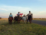 Fotografia Gauchos en su viaje de vuelta a Monte Caseros por la ruta 119 despues de rendir homenaje en la cruz del Gauchito Gil