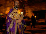 Fotografia  Padre Nicolas Motaquis llevando los Sagrados Evangelios durante la procesión de Pascua. Buenos Aires Argentina