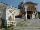 Fotografia Vista del acceso con sus muros fortificados en el Monasterio Vatopedi. Monte Athos.